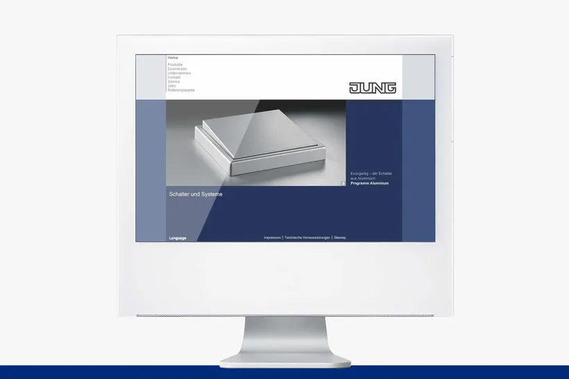 Version 2.1 (2005 – 2007): Evolutionärer Softrelaunch und Service-Fokus

Die zweite Generation der JUNG-Website erhielt ein visuelles und funktionales Facelift. Während das technologische Grundgerüst bestehen blieb, optimierte das Projektteam die Gestaltung und den kontinuierlich wachsenden Inhaltsumfang.

Abseits der großen Relaunch-Zyklen wurde die Webpräsenz fortlaufend agil weiterentwickelt. Neben der reinen Produktpräsentation etablierte sich der Bereich „Service“ als strategische Hauptsäule der digitalen Plattform, um den unterschiedlichen Zielgruppen einen echten, alltäglichen Mehrwert zu bieten.