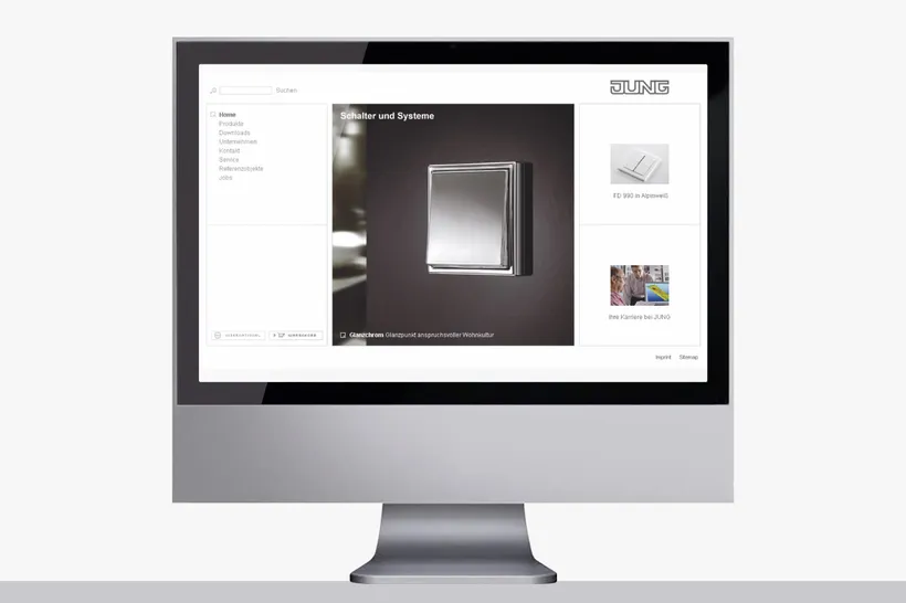 Version 2.2 (2007 – 2012): Visuelle Reduzierung und die Ära von Flash

Ein umfassender optischer Softrelaunch brachte im Jahr 2007 eine deutliche visuelle Neuausrichtung. Das prägende Blau wich einer klareren Seitenaufteilung. Kühl, sachlich und in architektonischer Reduziertheit passte sich der Webauftritt dem Design-Zeitgeist des neuen Jahrzehnts an und stellte Produkte sowie Services kompromisslos in den Mittelpunkt.

Technologisch war diese Epoche untrennbar mit Adobe Flash verbunden. Seit der Version 2.0 setzten Animationen auf Flash-Basis dynamische Akzente auf der gesamten Website. Zu diesem Zeitpunkt bildete das Browser-Plugin das universelle Werkzeug der Webdesign-Welt, auch wenn es bereits unaufhaltsam seinen Zenit überschritten hatte.
