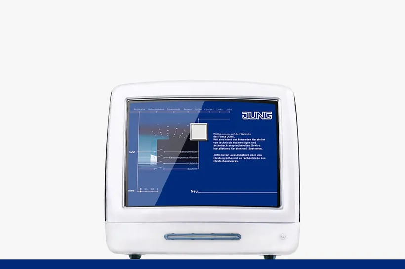 Version 1.0 (2000 – 2003): Pionierarbeit im Modem-Zeitalter

Trotz technischer Limitierungen wie einer Bildschirmauflösung von 800x600 Pixeln und langsamer Modem-Übertragungen setzte der erste Webauftritt bereits technologische Maßstäbe. Basierend auf einer statischen HTML-Struktur mit nachgelagerten SQL-Datenbanken bot die im Photoshop-Screendesign gestaltete Seite bereits einen echten Mehrwert. Neben einem modernen Design überzeugte sie schon damals durch zielgruppenspezifische Einstiege für Installateure, Planer, Architekten und Bauherren sowie integrierte Download- und Pressebereiche.