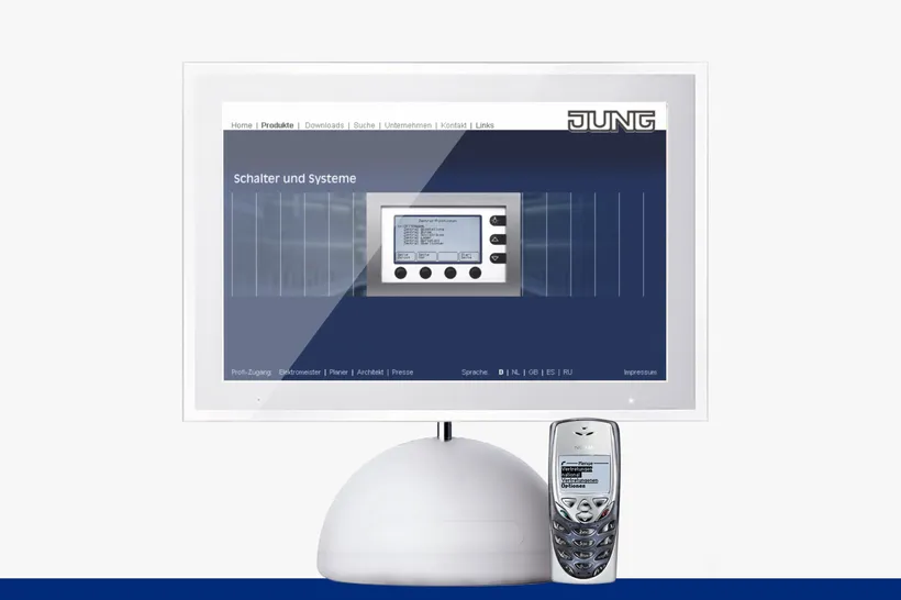 Version 2.0 (2003 – 2005): Internationalisierung und mobiles Web im Umbruch

JUNG verfolgte die gesteckten Digitalziele konsequent weiter und das Internet etablierte sich fest im Marketingmix, während die Internationalisierung zur strategischen Kernaufgabe wurde. Um globale Märkte effizient zu bedienen, reichten statische Strukturen nicht mehr aus: Gefragt war ein völlig neuer Umgang mit Inhalten und Daten.

Die Lösung bildete ein eigens von twocream entwickeltes und exakt auf die JUNG-Anforderungen zugeschnittenes Content-Management-System. Lange vor der Präsentation des ersten iPhones (2007) integrierte twocream ein WAP-Applet in die Website, wodurch JUNG-Inhalte bereits auf frühen Mobiltelefonen wie dem legendären Nokia 7110 abrufbar waren.