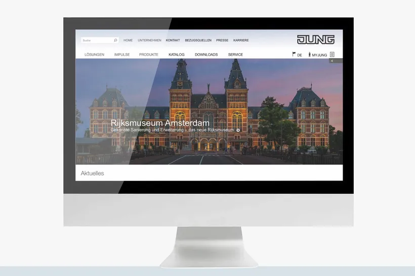 Version 3.1 (2016 – 2018): Iterative Optimierung und Detail-Feinschliff

Ob fließende Weiterentwicklung oder gezielter Softrelaunch: Diese Phase bot die ideale Gelegenheit, das Design visuell zu verfeinern und die technische Basis zu aktualisieren. Die ästhetischen Optimierungen zeigten sich vor allem im Detail – so sorgte beispielsweise die Fortführung des Headerbildes hinter der Hauptnavigation für ein deutlich helleres und frischeres Gesamtbild.

Gleichzeitig stand das Projektteam vor strategischen Richtungsentscheidungen: Der vollständige Wechsel auf ein responsives Design erwies sich im Rahmen dieses Softrelaunches als zu ressourcenintensiv, weshalb diese fundamentale Transformation zugunsten einer umfassenderen, zukünftigen Neuausrichtung zurückgestellt wurde.
